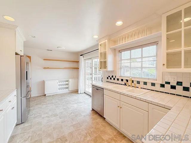 323 Hill Dr, Vista CA: https://media.crmls.org/mediaz/2eef9cfc-e779-4ee6-bb8a-f97f107df122.jpg