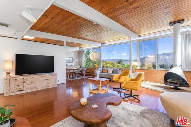 8554 Day Street, Sunland CA: https://media.crmls.org/mediaz/2eefabce-1fcb-4ce7-a154-c960ae6c1b81.jpg