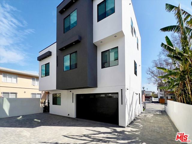 2815 1/2 S Redondo Boulevard, Los Angeles CA: https://media.crmls.org/mediaz/2ef0d1c8-a60f-4449-86b5-91521d392a86.jpg