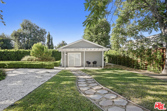 6002 Jumilla Avenue, Woodland Hills CA: https://media.crmls.org/mediaz/2ef14af3-ecf2-4c50-9538-8edc415192d9.jpg
