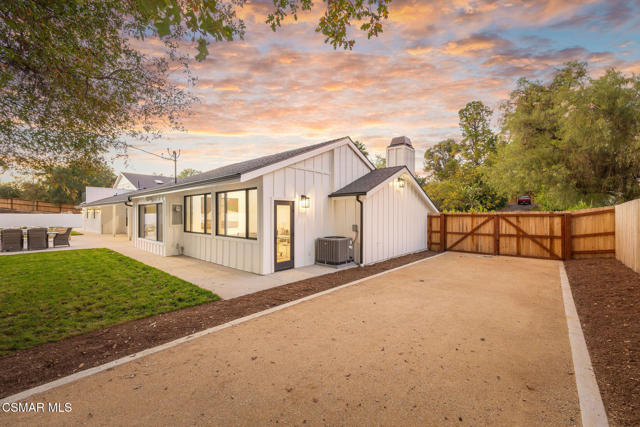 1324 La Granada Drive, Thousand Oaks CA: https://media.crmls.org/mediaz/2ef16ccc-602a-4aed-8df7-86b88f9cf76b.jpg