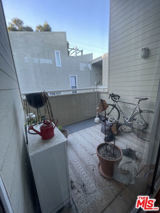 3101 5th Street, Santa Monica CA: https://media.crmls.org/mediaz/2ef22286-8514-4979-a7c5-e8e7a1f841e9.jpg