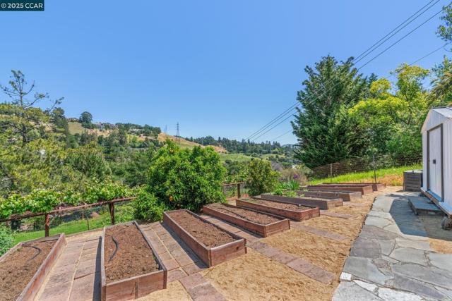 70 Lost Valley Dr, Orinda CA: https://media.crmls.org/mediaz/2ef3b355-9002-4860-b93b-fb9b6f5935e6.jpg