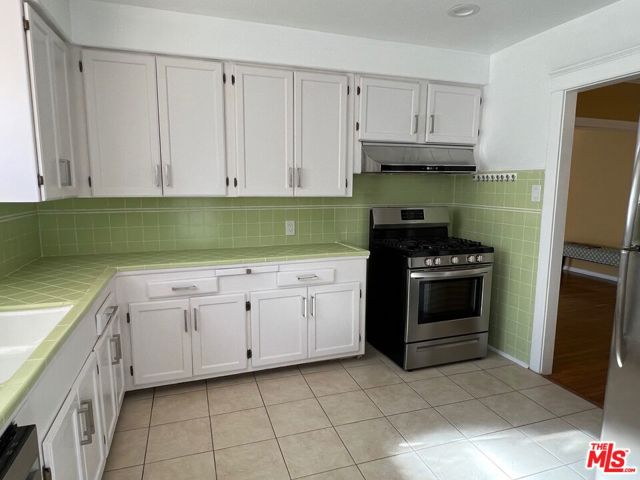 560 N Irving Boulevard, Los Angeles CA: https://media.crmls.org/mediaz/2ef4710d-4078-45c9-a796-69d950933547.jpg