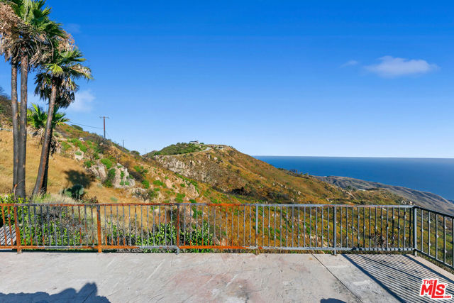 23010 Saddle Peak Road, Topanga CA: https://media.crmls.org/mediaz/2ef4a4b7-d626-423e-b99b-dcba340dc752.jpg
