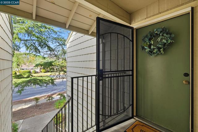 2890 Treat Blvd, Concord CA: https://media.crmls.org/mediaz/2ef54787-4300-4b51-8a79-b4cb7bda2152.jpg