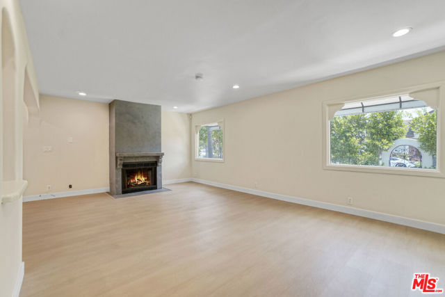 209 N Doheny Drive, Beverly Hills CA: https://media.crmls.org/mediaz/2ef59941-b1bb-426b-a925-02055953dc54.jpg