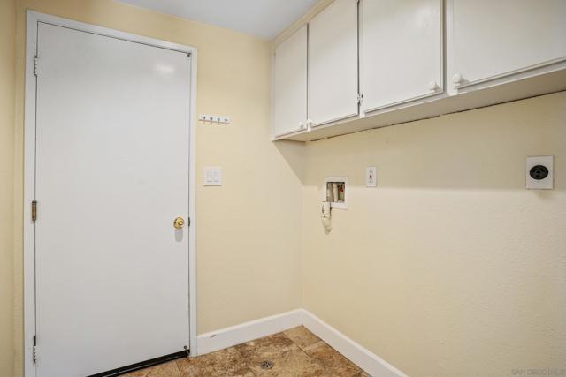 2009 Applewood Ln, Vista CA: https://media.crmls.org/mediaz/2ef5ce60-e53f-4c0d-b6f7-cfa5c488ea4f.jpg