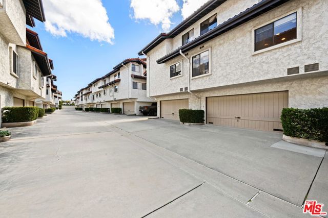 1490 Palisades Drive, Pacific Palisades CA: https://media.crmls.org/mediaz/2ef7bd96-195e-44a9-9fdf-021c16efa861.jpg