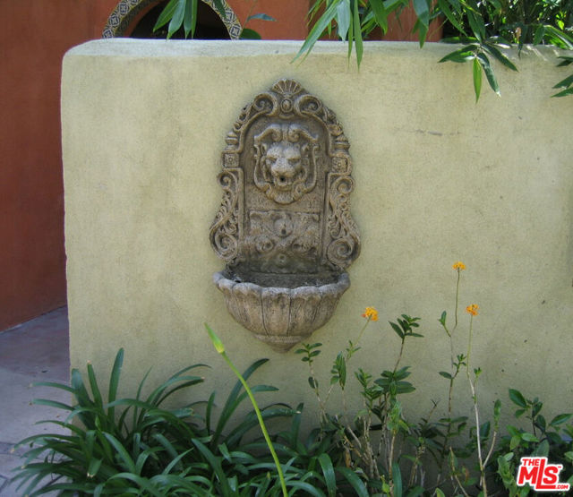 2044 2046 N Highland Avenue, Los Angeles CA: https://media.crmls.org/mediaz/2ef86abd-d374-4677-a29e-7a68df24b377.jpg