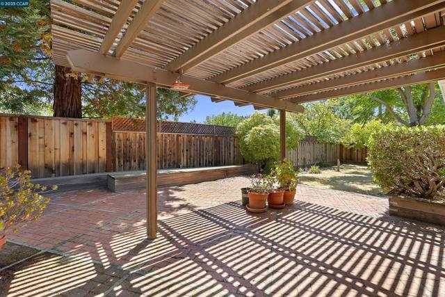 10 Maureen Ct, Pleasant Hill CA: https://media.crmls.org/mediaz/2ef9214a-ba59-43a6-989e-6f52818a43d3.jpg