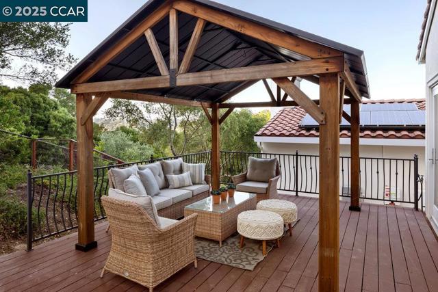 128 Oak Rd, Orinda CA: https://media.crmls.org/mediaz/2ef9e4ca-a8c5-4af2-a839-3cac66861a45.jpg