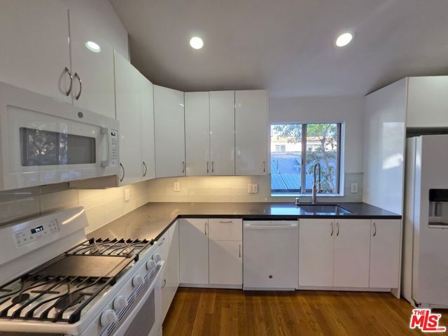 1029 Pleasantview Avenue, Venice CA: https://media.crmls.org/mediaz/2efa419e-03e2-40ba-94a8-a5a490b094f0.jpg