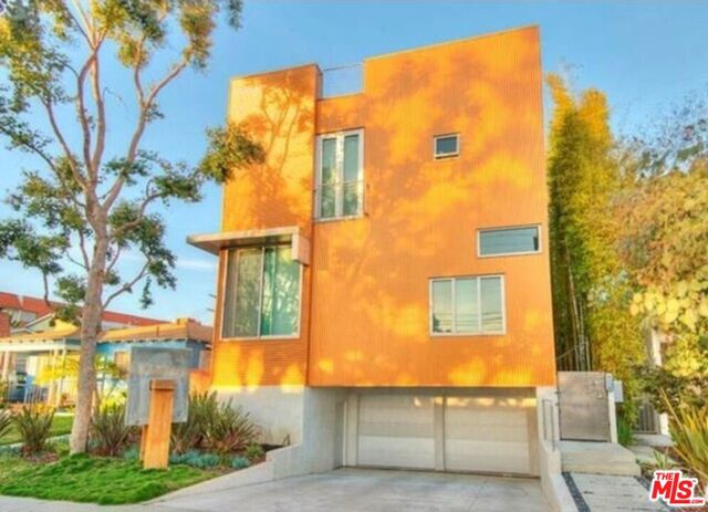 2452 Penmar Avenue, Venice CA: https://media.crmls.org/mediaz/2efaf3f7-21f9-435b-90d3-ebdecc0bb846.jpg
