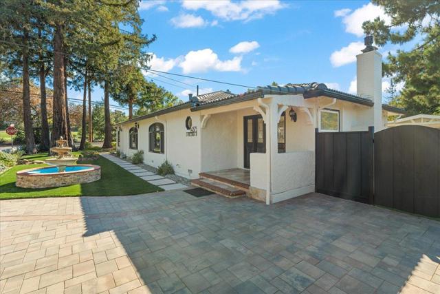 14375 La Rinconada Drive, Los Gatos CA: https://media.crmls.org/mediaz/2efc23e9-3b24-4e7e-8a42-abaddc3290f1.jpg