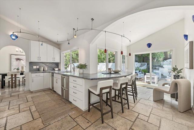 17274 Verdes Robles, Los Gatos CA: https://media.crmls.org/mediaz/2efc566b-9bec-4c3e-8ace-e1ce6463d3a4.jpg