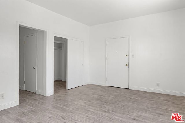 225 W Adams Boulevard, Los Angeles CA: https://media.crmls.org/mediaz/2efcc6ef-e699-4adf-b683-02afc1bb8617.jpg