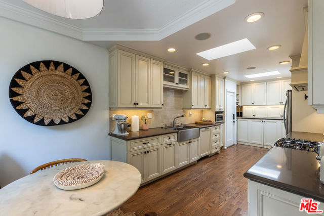 724 N Spaulding Avenue, Los Angeles CA: https://media.crmls.org/mediaz/2efcfdf8-bd49-4cf8-88f7-36587a452250.jpg