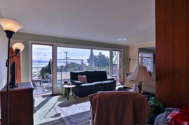 4980 Paradise Drive, Tiburon CA: https://media.crmls.org/mediaz/2efeb0c7-cb44-4bdb-893a-08b087c6f043.jpg