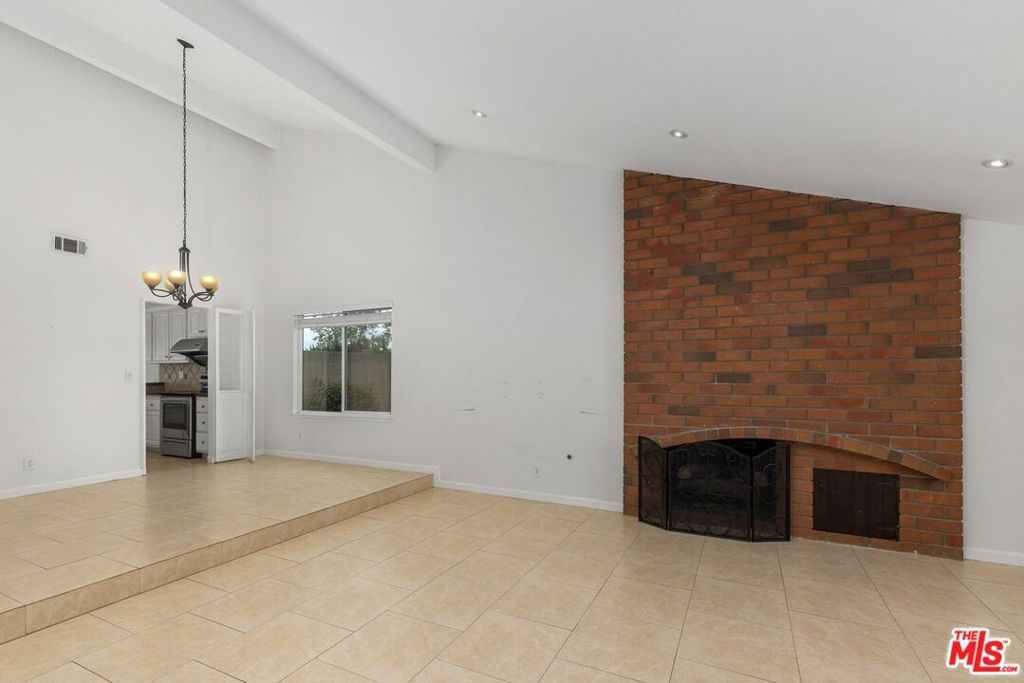 https://media.crmls.org/mediaz/2eff503a-25c9-47aa-a6e5-a763684c62e7.jpg?preset=X-Large
