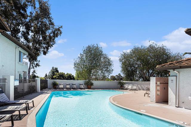 4887 Bella Pacific Row, San Diego CA: https://media.crmls.org/mediaz/2eff9b7c-05f4-48ea-9aa8-01ddeecca329.jpg