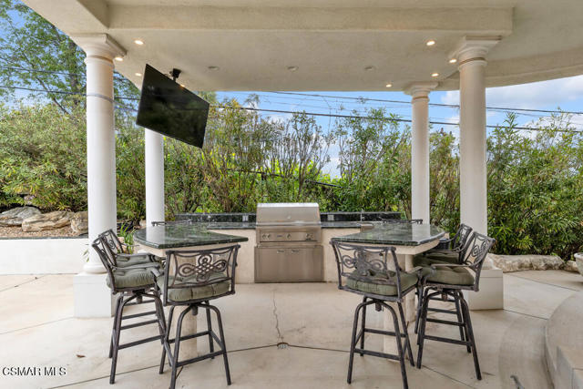 932 Rosario Drive, Thousand Oaks CA: https://media.crmls.org/mediaz/2effcfc0-9ed9-4dc9-ba5c-a1f62bdc22eb.jpg