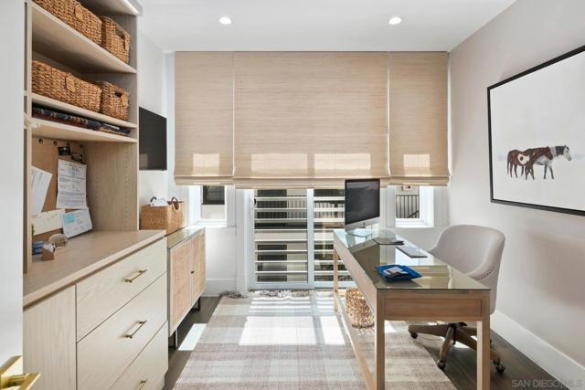 552 G Avenue, Coronado CA: https://media.crmls.org/mediaz/2effe098-e6d9-4319-8769-89b81d7f8c6e.jpg