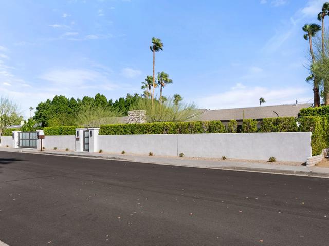 460 N Orchid Tree Lane, Palm Springs CA: https://media.crmls.org/mediaz/2f014e40-a68f-431d-813e-e731542a4568.jpg