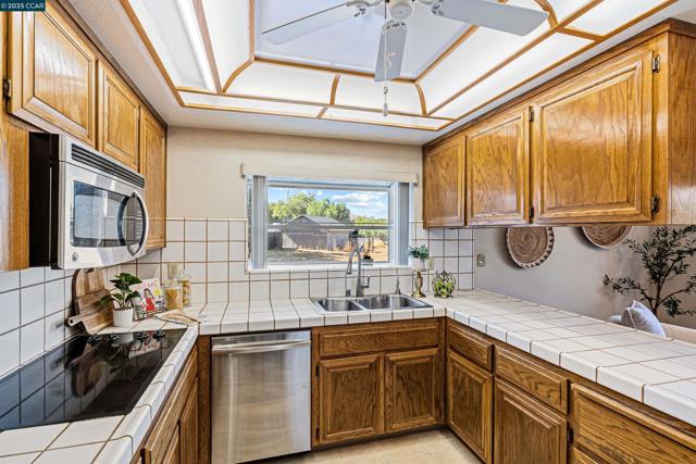 5200 Myrtle Dr, Concord CA: https://media.crmls.org/mediaz/2f01d368-36fc-44c9-8767-2442c19ce0b6.jpg