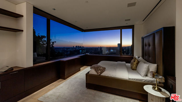 1305 Collingwood Place, Los Angeles CA: https://media.crmls.org/mediaz/2f021e43-ae3e-43f7-b7b3-1bf5e823af4e.jpg