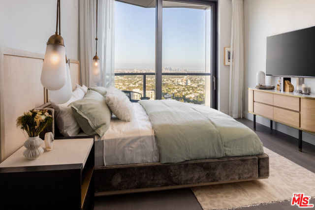211 W Elm Court, Los Angeles CA: https://media.crmls.org/mediaz/2f022d30-044d-4907-b256-45539a3a919b.jpg