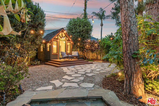 10155 Valley Spring Lane, Toluca Lake CA: https://media.crmls.org/mediaz/2f02324e-073a-4878-acc5-d3e4e9752585.jpg