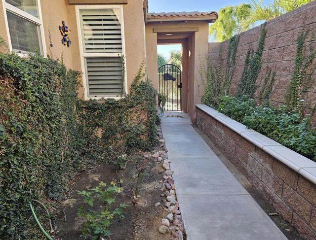 77370 New Mexico Drive, Palm Desert CA: https://media.crmls.org/mediaz/2f025e19-fc69-4977-86d8-d2c42afac482.jpg