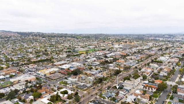 1215 17 Grand Ave, San Diego CA: https://media.crmls.org/mediaz/2f02dcc7-a133-4a99-9e8f-aed2d0f0a7b0.jpg