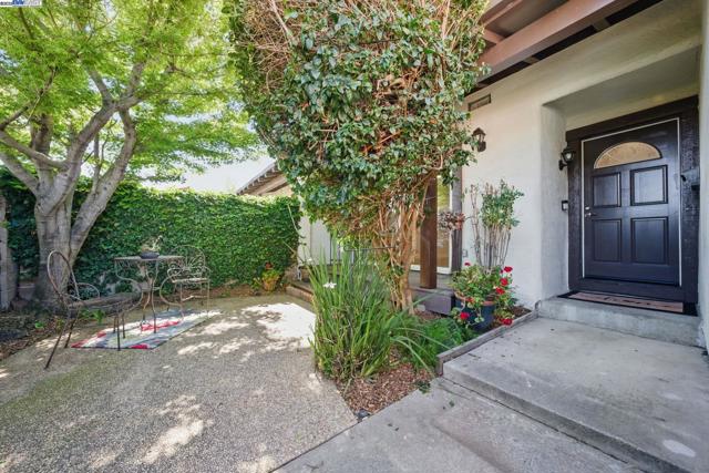 2387 Gomes Rd, Fremont CA: https://media.crmls.org/mediaz/2f0367a0-3e7f-4161-b794-04f4713fa3b8.jpg