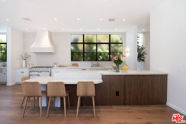 745 E Sunset Avenue, Venice CA: https://media.crmls.org/mediaz/2f039dce-6ee6-4db4-a19f-c1ee6e2aa62d.jpg