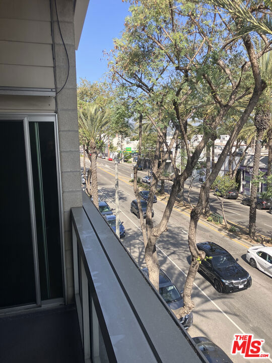 https://media.crmls.org/mediaz/2f03e099-cf57-46fe-8506-0e29d9b0451c.jpg?preset=X-Large