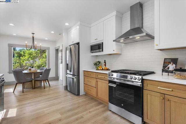 689 Santa Ray Ave, Oakland CA: https://media.crmls.org/mediaz/2f04a1ae-ba51-4d4f-82d1-1774fe64691d.jpg