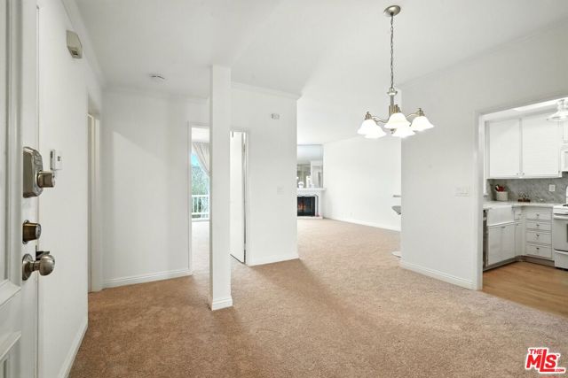 8505 Gulana Avenue, Playa del Rey CA: https://media.crmls.org/mediaz/2f05c9bb-70c3-41ce-af3f-ac673975752c.jpg