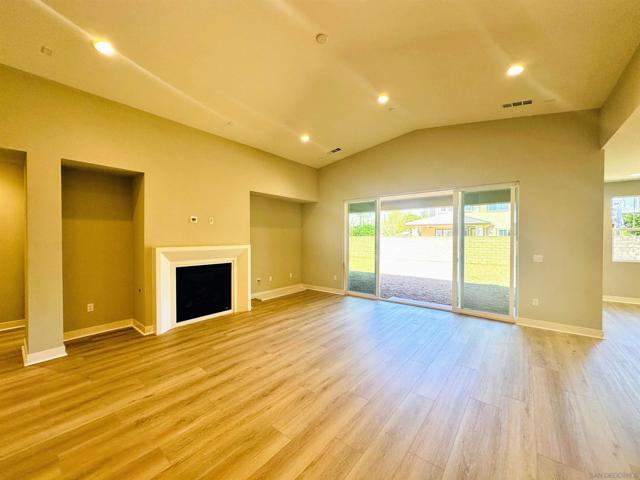13765 Holly Oak Way, Poway CA: https://media.crmls.org/mediaz/2f06d163-3360-4a83-ad61-90d757b4536f.jpg