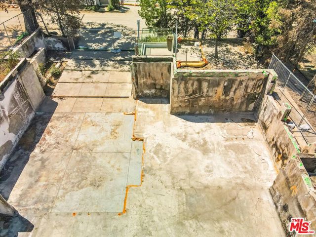 14635 Whitfield Avenue, Pacific Palisades CA: https://media.crmls.org/mediaz/2f06f88a-4bd7-47e3-8c02-3ca171ede1ef.jpg