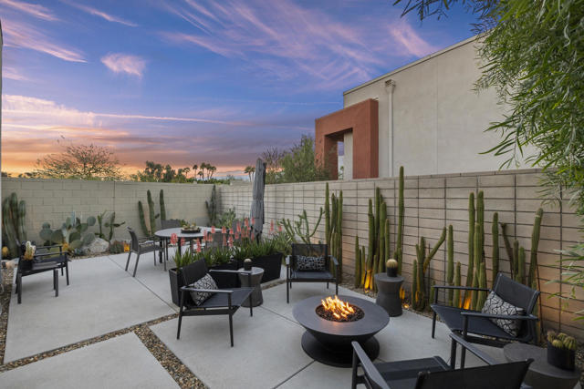 885 Fountain Drive, Palm Springs CA: https://media.crmls.org/mediaz/2f08fda1-5fa8-4d20-bc5f-5ff6e0a505d6.jpg