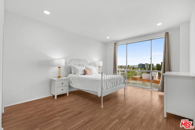 339 N Palm Drive, Beverly Hills CA: https://media.crmls.org/mediaz/2f09504b-c75c-46f1-9ffb-080c500c49a4.jpg