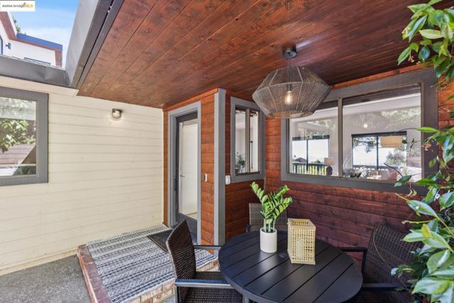 17032 Broadway Ter, Oakland CA: https://media.crmls.org/mediaz/2f0a4245-c628-41e4-8bc8-76a58a772d98.jpg