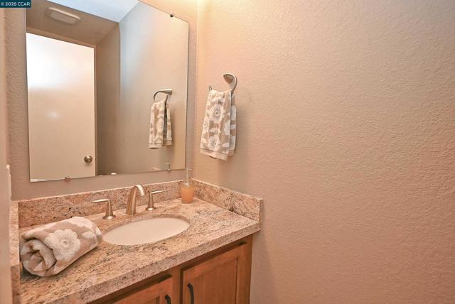 594 Morning Glory Dr, Benicia CA: https://media.crmls.org/mediaz/2f0bf4c3-ea1d-4448-9df0-9cdee01913d7.jpg