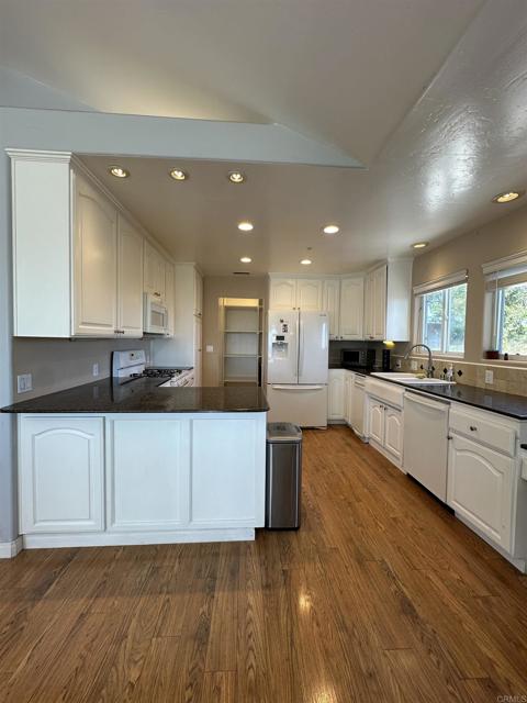 Detail Gallery Image 5 of 17 For 945 Deodar Rd, Escondido,  CA 92026 - 3 Beds | 3 Baths