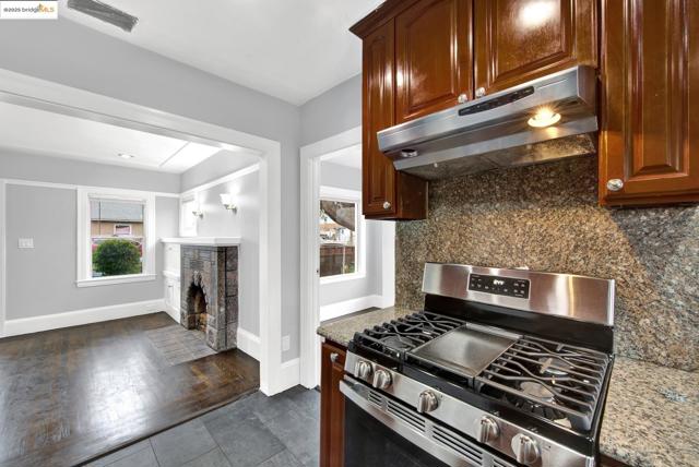 1009 106Th Ave, Oakland CA: https://media.crmls.org/mediaz/2f0cef67-85bd-4e60-82f3-235efac35e1f.jpg