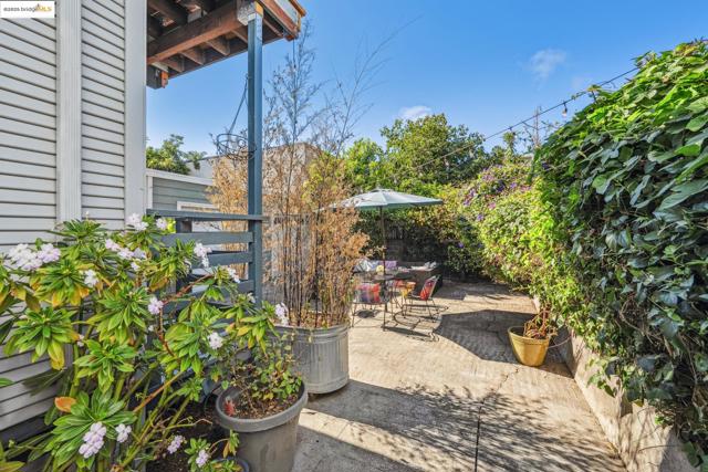 478 43rd St, Oakland CA: https://media.crmls.org/mediaz/2f0d0844-3668-4930-8c63-74f9fb19d5ab.jpg