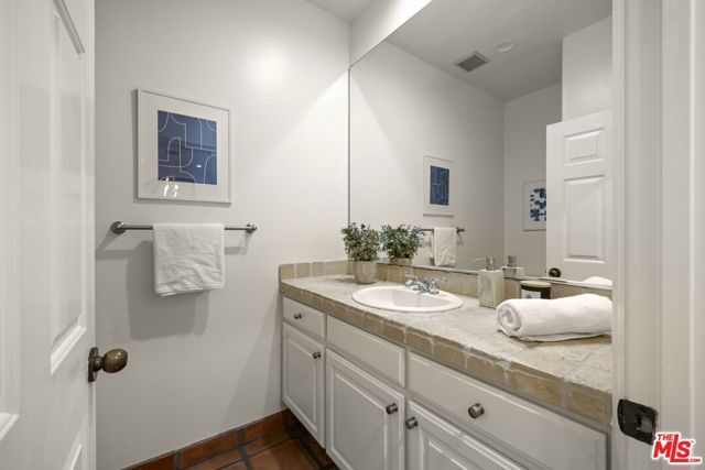 640 N Sweetzer Avenue, Los Angeles CA: https://media.crmls.org/mediaz/2f0d66c8-adca-46fe-b51b-b7ddc441be33.jpg