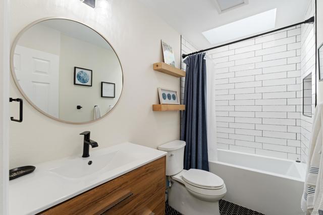 579 Hygeia Ave, Encinitas CA: https://media.crmls.org/mediaz/2f0d737a-7836-4c0f-8798-3a16349b746c.jpg
